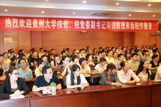 报告现场同学们兴趣盎然