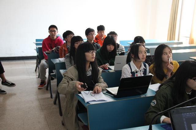 会员们认真倾听