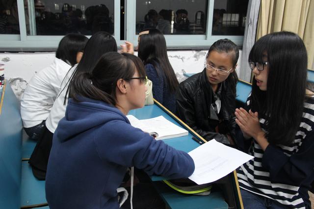 小老师与同学们交流解答疑惑