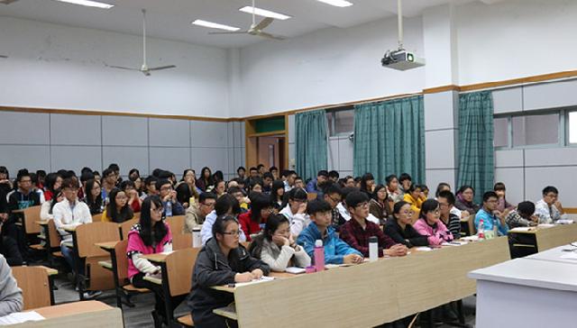 干部干事们认真听讲