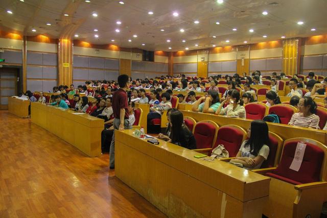 书记融入学生中演讲