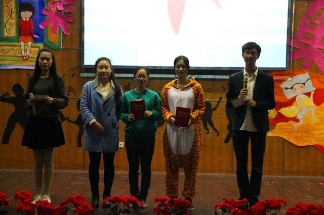 一等奖获得寝室与老师合照