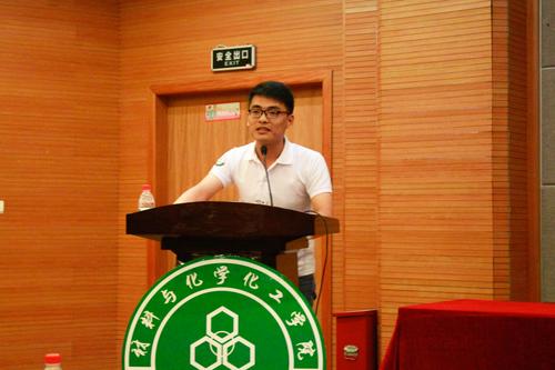 学生代表叶丽军发言