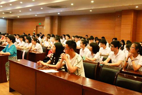 参加毕业典礼的2016届毕业生