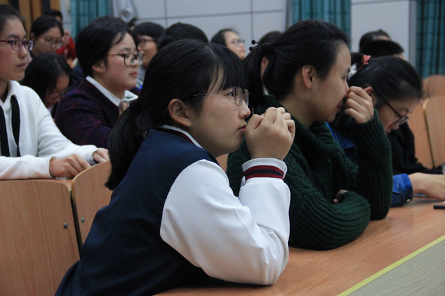 认真地聆听游戏规则