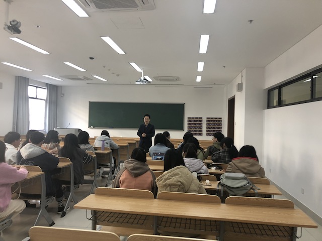 江齐里老师在化学171班开展就业座谈会