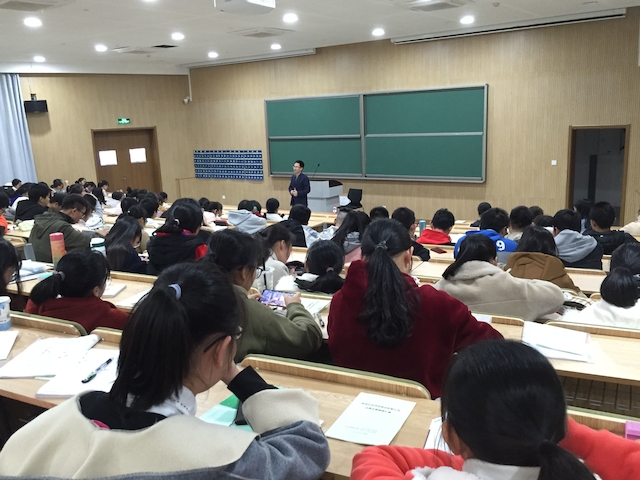 江齐里老师在做报告